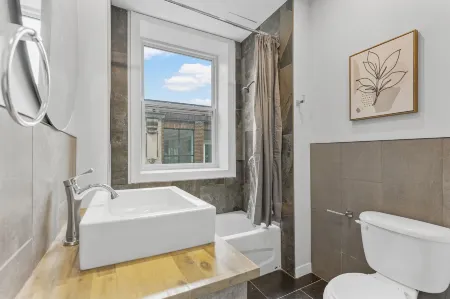 Le Sand & Stone Hotel Отели рядом с достопримечательностью «Университет Макгилла»