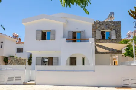 Protaras Rose by the Sea Villa Отели рядом с достопримечательностью «Magic Dancing Waters Live Show»