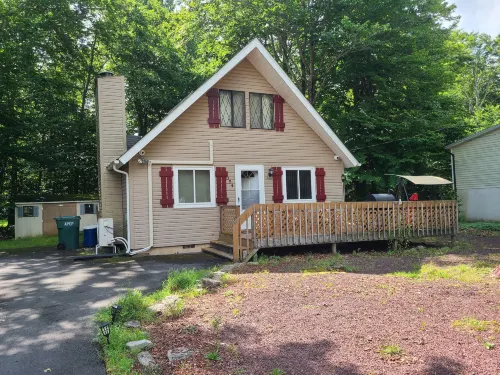 Quiet and Cozy Chalet Retreat - Renovated