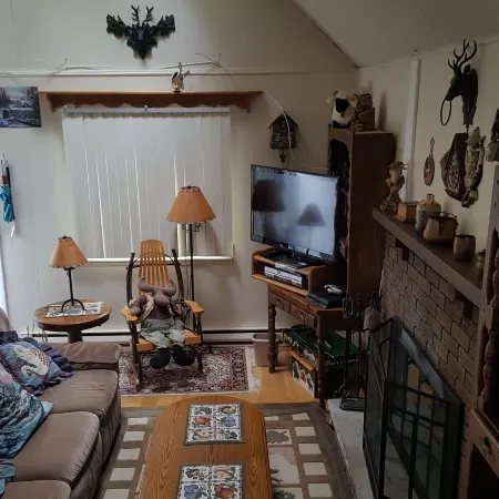 Quiet and Cozy Chalet Retreat - Renovated