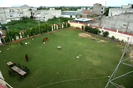 Hotel Roshan Haveli Отели рядом с достопримечательностью «Sheesh Mahal»