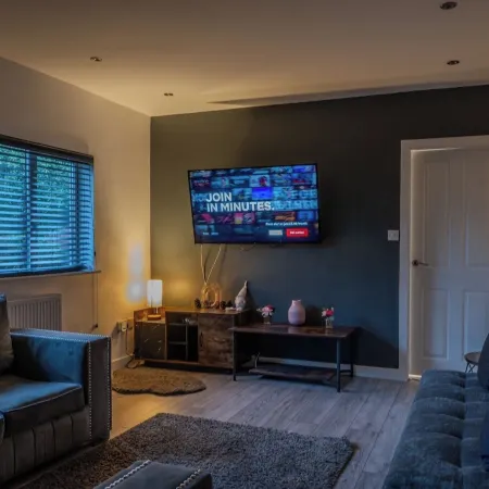 4Br-Sleeps8-Privategarden-Freeparking