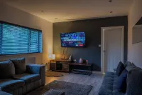 4Br-Sleeps8-Privategarden-Freeparking