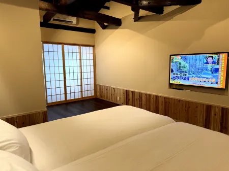 Villa East & West Отели рядом с достопримечательностью «Suzakumon Gate»