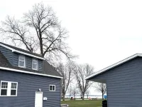 Charming Full Home in Downtown Escanaba – Walk to Beach, Park, and Marina! エスカナーバのホテル