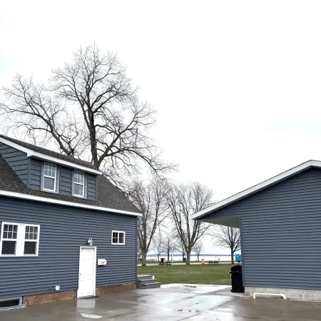 Charming Full Home in Downtown Escanaba – Walk to Beach, Park, and Marina! Отели в г. Эсканаба