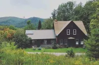 Charming 2-bedroom farmhouse in beautiful Moretown with AMAZING views! Hotels in Duxbury