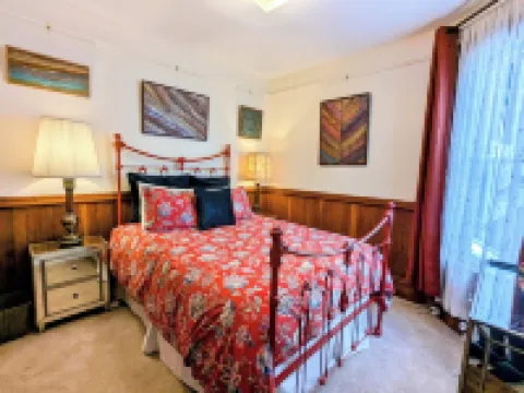 Perfect Location - 4BD,1BA - Restored Redwood Home of SF Artists