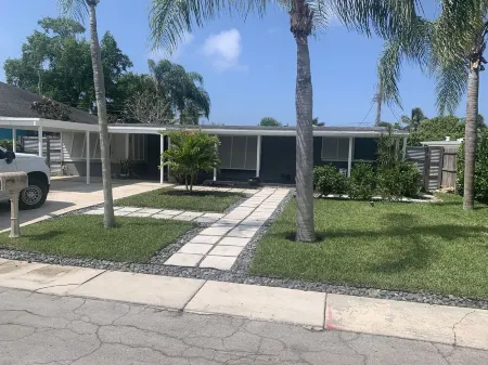 Beautiful Downtown Naples Close to All Naples Has to Offer