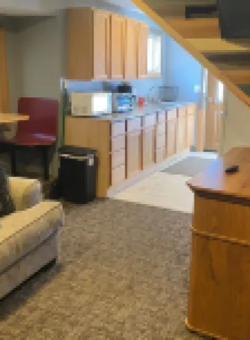 The Covered Porch Hideaway - Lakeside Tiny House Rental - Sleeps 4 羅克縣酒店