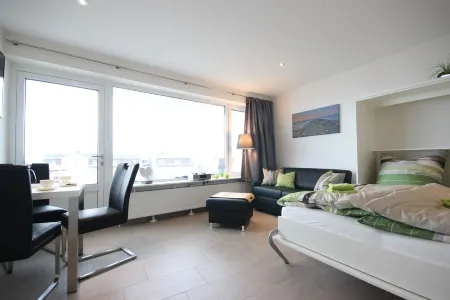 Absolute top location with sea view, balcony, W-Lan, top equipped