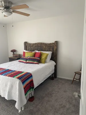 New!Cute cottage within walking distance of square.Close to parks and City Beach