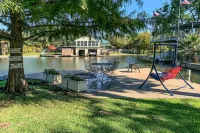 Charming dog-friendly lakefront home with lake view, dock, & washer/dryer Hôtels à : Comte de Burnet