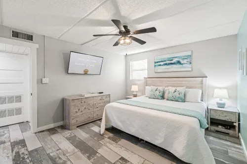 Pool Access and Vibrant Local Eateries - Serene Beachside Haven