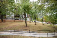 Convenient Location and Cozy Balcony - Charming Urban Retreat Hotel a Druid Hills