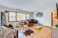 Cozy Haven with High-End Kitchen and Spacious Living Area - Stylish Retreat Hotels in Elmwood Park