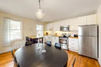 First-floor condo with shared laundry - steps to ski bus pickup, walk to dining Hotels in Cavendish