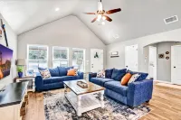 Charming Lake Cottage with Scenic Views - Stylish Hill Country Retreat