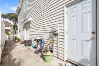 Charming Beach Cottage with Community Pool - Cozy Coastal Escape