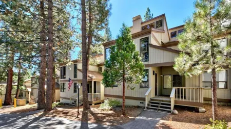 Spacious Layout and Community Amenities - Charming Cozy Retreat Отели в г. Кингс Бич