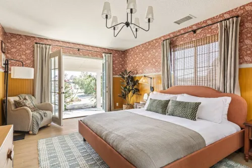 Charming Oasis with Hot Tub and Fire Pit - Romantic Desert Retreat Hotels in Yucca Valley