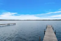 Stunning Lake Views and Shared Hot Tub - Serene Cottage Escape Các khách sạn ở Fife Lake