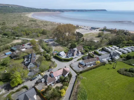 Bullcroft - 6 Bedroom House - Oxwich Отели в г. Пенрис