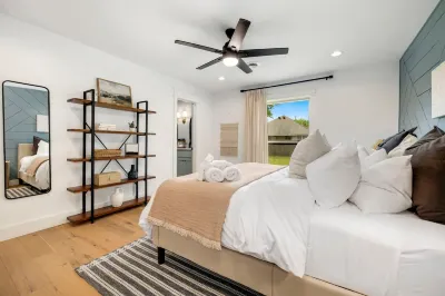 Bikes Available and Backyard Retreat - Charming Oasis