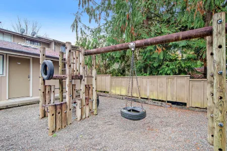 Dog-friendly apartment with bay views & balcony - walk to waterfront