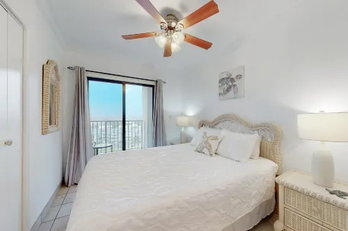 Modern condo with Gulf view, shared pool, hot tub - walk to the beach Hotels in Baldwin County