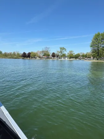 Swim, fish, have fun at the sandbar & cruise the lake! Sleeps 8!