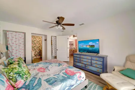 3-bedroom Flamingo Retreat Heated Pool Отели в г. Гров-Сити