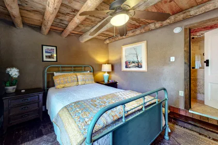 Luxe Casita - Fireplace, Full Kitchen & Steam Shower - Walk to Eateries, Dogs OK Отели рядом с достопримечательностью «San Francisco de Asis Church»