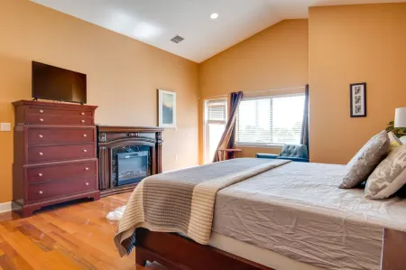 Ocean Views and Spacious Living Area - Bright Coastal Escape