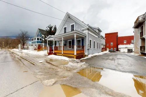 Remodeled condo with free WiFi & shared W/D - ski bus pickup across street Hotels in Cavendish