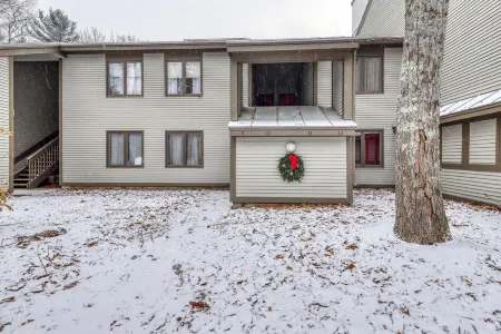 Inviting condo near skiing and golf with pool, fireplace, deck, & tennis court