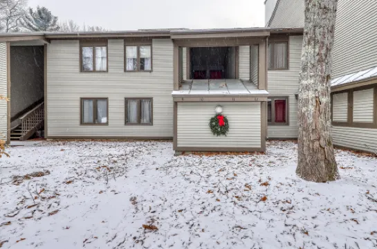 Inviting condo near skiing and golf with pool, fireplace, deck, & tennis court