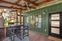 Charming Cowboy-Themed Suite with Creek Views - Elegant Escape