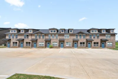 Spacious Townhome with Outdoor Patio and Full Kitchen - Modern Retreat Hotels near Tradewinds North Shopping Center