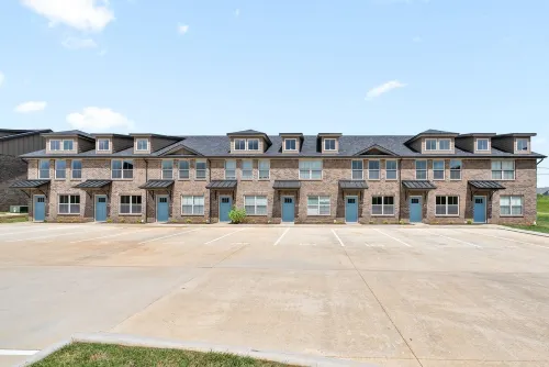 Spacious Townhome with Outdoor Patio and Full Kitchen - Modern Retreat Hotels in Oak Grove