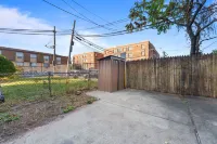 Beautifully Furnished with Private Backyard - Charming Cozy Retreat