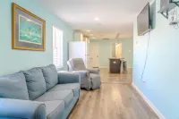 Spacious Kitchen and Modern Decor - Charming Coastal Retreat Hotels in Garden City