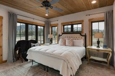 Luxury Amenities and Breathtaking Mountain Views - Exquisite Retreat