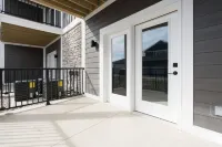 Serene Retreat - Private Patio, Fast Wifi, On-site Laundry