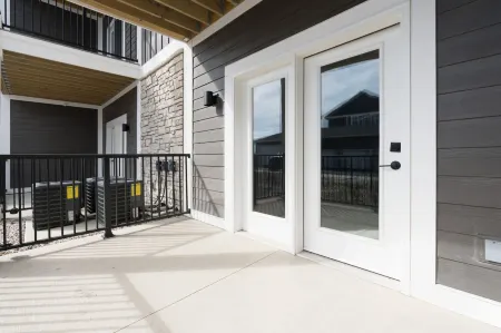 Serene Retreat - Private Patio, Fast Wifi, On-site Laundry