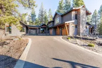 Custom-Built Mountain Home with Hot Tub and Game Room - Stunning Retreat