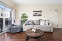 Stylish Retreat - Spacious Spa, Gym, Pool Access 格蘭德維尤海茲住宿飯店