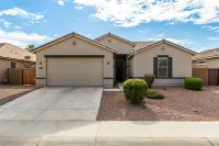 Spacious Backyard with Fire Pit and Fast Wifi - Stylish Modern Escape