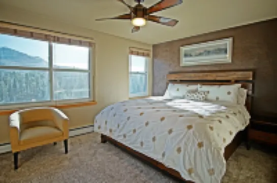 Near 5 Ski Resorts, Free Bus, Blue River, Hot Tub