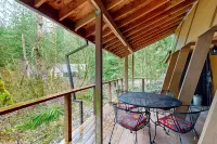 Dog-friendly cabin with deck, hot tub & firepit - walk to Sandy River Hôtels à : Rhododendron